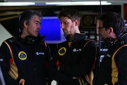 (De izquierda a derecha): Nick Chester Director Técnico con Romain Grosjean y Julien Simon-Chautemps Enginee Carrera de Lotus F1 Team