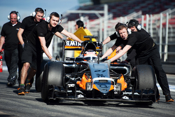 Nico Hulkenberg, Sahara Force India F1 VJM08 es empujado hacia abajo a la calle de boxes por las mecánicos