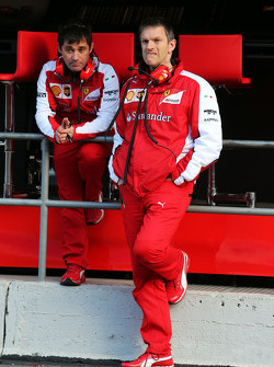 (Izquierda a derecha): Toni Cuquerella, Líder Ingeniero de Ferrari con James Allison, Director Técnico de Chasis de Ferrari