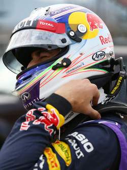 Daniel Ricciardo, Red Bull Racing RB11, se frena en el circuito