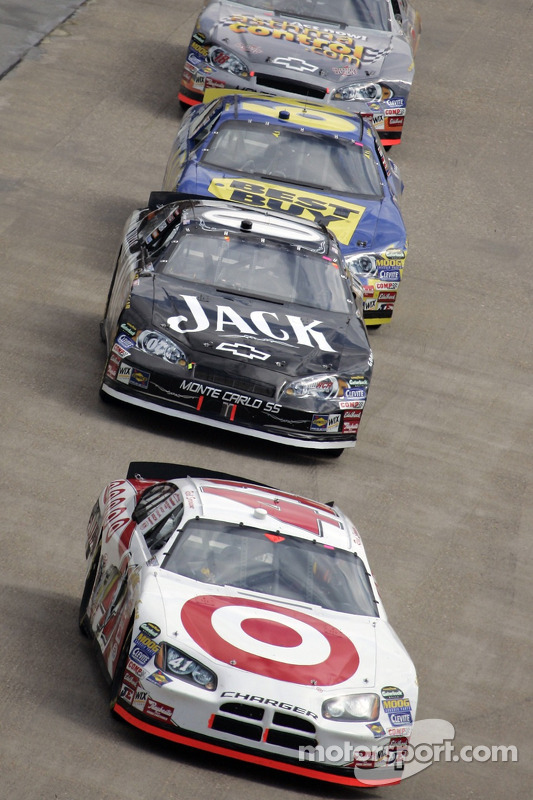 Reed Sorenson emmène un groupe de voitures