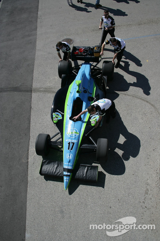 Les pneus de l'équipe Rahal Letterman Racing ne sont plus sur la voiture
