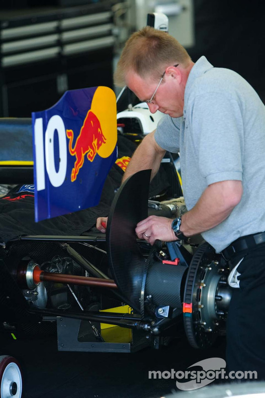 Mécanicien RuSPORT travaille sur la voiture #10 de A.J. Allmendinger