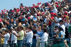 La foule acclame Scott Speed