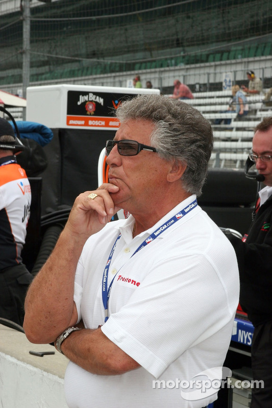 Mario Andretti regarde la séance de Michael sur l'écran géant