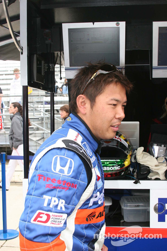 Kosuke Matsuura trouve un endroit sec sous la pluie