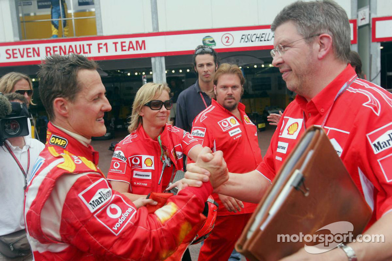 Michael Schumacher celebra con Ross Brawn