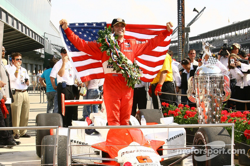 Ganador de la carrera Sam Hornish Jr. celebra