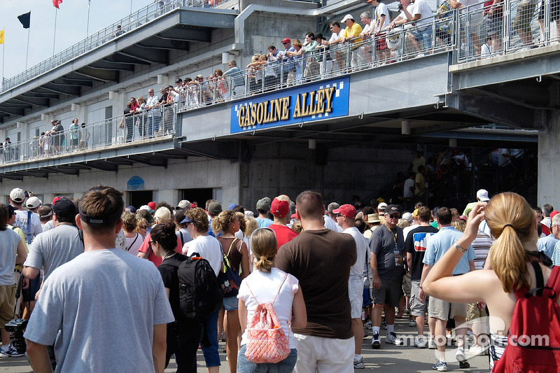Des fans se pressent vers Gasoline Alley, cherchant des voitures et des pilotes