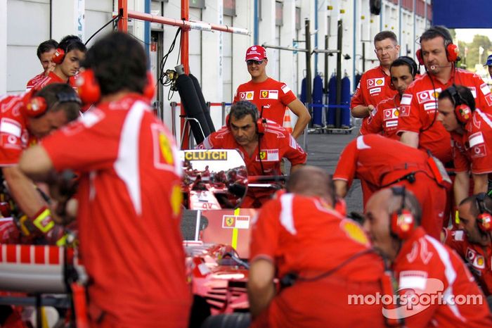 Michael Schumacher observa un parada en pits de Ferrari