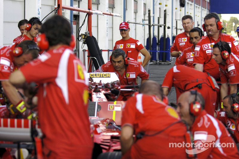 Michael Schumacher regarde un arrêt au stand de Ferrari