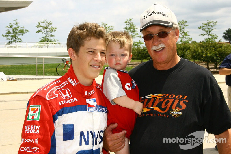 Démonstration d'arrêt au stand pour Marco Andretti au Musée d'Art de Milwaukee