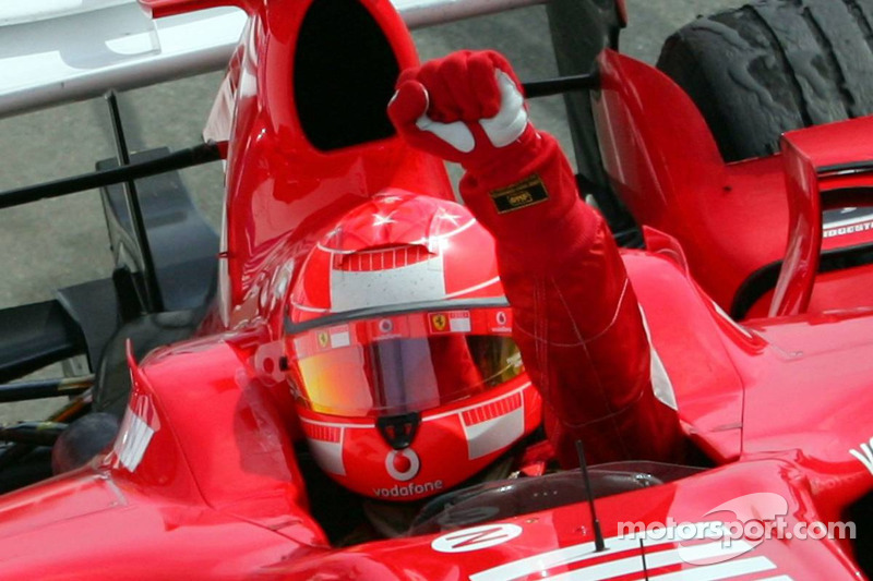 Michael Schumacher feiert den Sieg in Hockenheim
