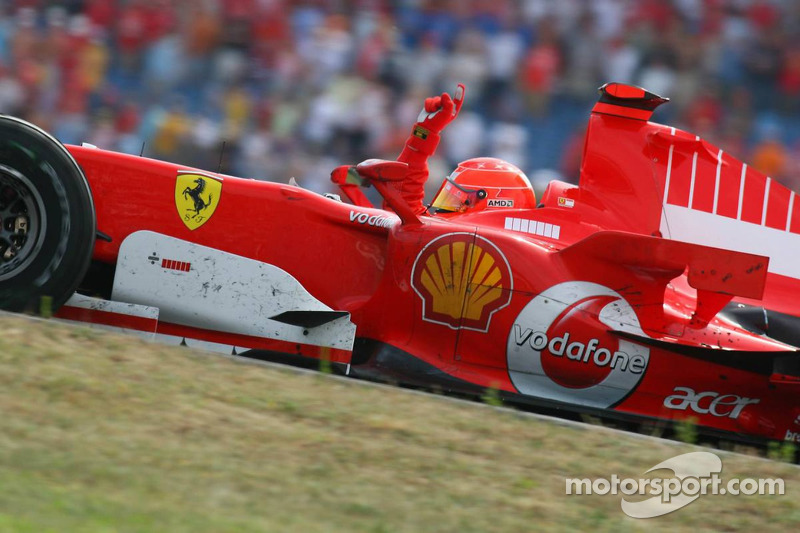 Michael Schumacher feiert den Sieg in Hockenheim
