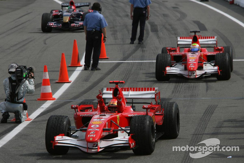 Michael Schumacher feiert den Sieg in Hockenheim
