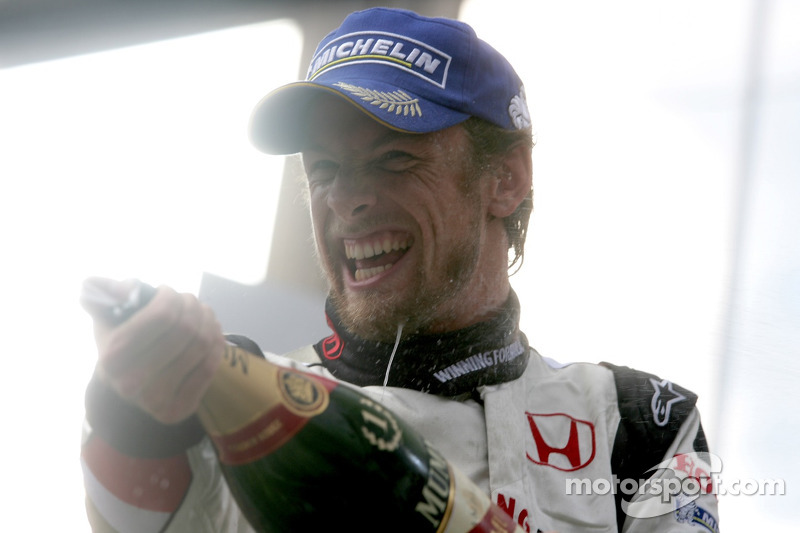 Podio: champagne para Jenson Button