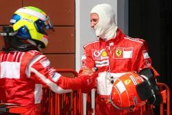 Ganador de la pole que Felipe Massa celebra con Michael Schumacher