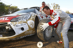 Kris Meeke et Paul Nagle, Citroën DS3 WRC, Citroën World Rally Team : changement de pneus