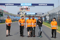 Nico Hulkenberg, Sahara Force India F1 recorre el circuito con el equipo