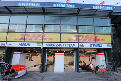 Manor F1 Team pit garaje