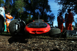 El McLaren MP4-30 dañado de Kevin Magnussen, McLaren después de que se estrelló