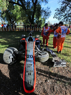 El McLaren MP4-30 dañado de Kevin Magnussen, McLaren después de que se estrelló