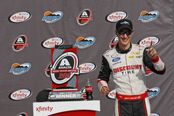 El ganador de la carrera, Joey Logano celebra, Team Penske Ford