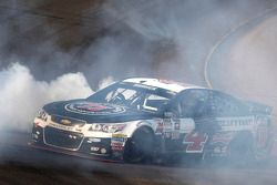 Ganador de la Carrera Kevin Harvick, Stewart-Haas Racing Chevrolet celebra