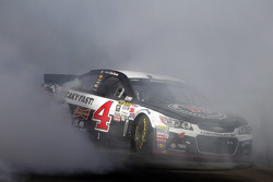 Ganador de la Carrera Kevin Harvick, Stewart-Haas Racing Chevrolet celebra