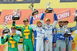 Podium: Los ganadores Ricardo Maurício, Nestor Girolami, segundo lugar Marcos Gomes, Mark Winterbott
