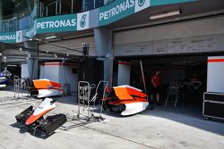 Manor Marussia F1 Team pits garajes