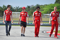Sebastian Vettel, Ferrari and Esteban Gutierrez, Ferrari Piloto de Pruebas y Reserva caminando por el circuito