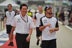 (De izquierda a derecha): Yasuhisa Arai, Honda Director de Motorsport con Fernando Alonso, McLaren