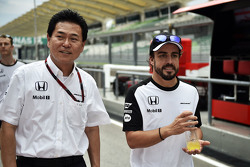 (De izquierda a derecha): Yasuhisa Arai, Honda Director de Motorsport con Fernando Alonso, McLaren