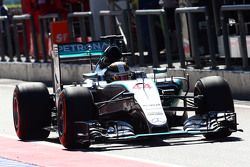 Lewis Hamilton, Mercedes AMG F1 W06 Abandona los pits