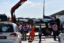 La Mercedes AMG F1 W06 de Lewis Hamilton, Mercedes AMG F1 est ramenée aux stands