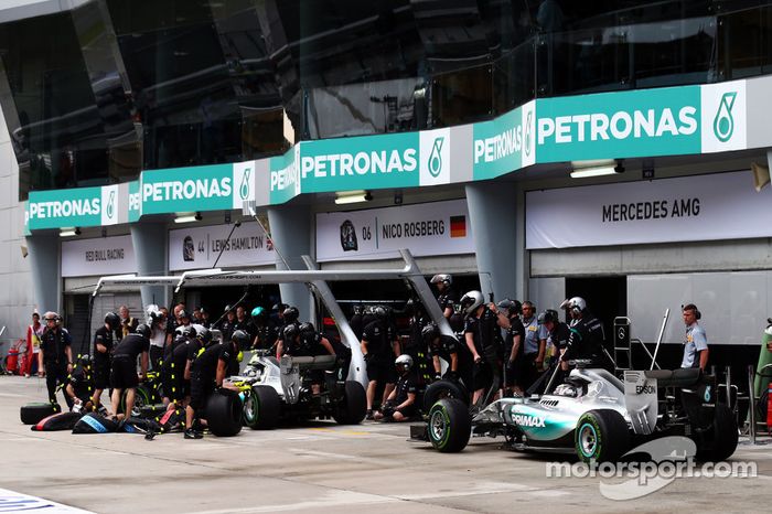 40ª pole del británico en Malasia 2015