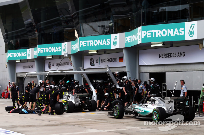 Nico Rosberg, Mercedes AMG F1 W06 y Lewis Hamilton, Mercedes AMG F1 W06, en los pits