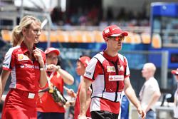 Sebastian Vettel, Ferrari con Britta Roeske, Red Bull Racing Oficial de Prensa