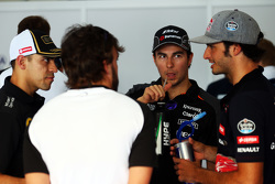 Pastor Maldonado, Lotus F1 Team; Fernando Alonso, McLaren; Sergio Pérez, Sahara Force India F1 y Carlos Sainz Jr., Scuderia Toro Rosso en el desfile de los conductores