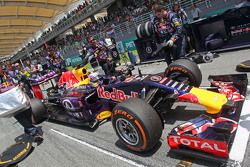 Daniel Ricciardo, Red Bull Racing RB11 en la parrilla