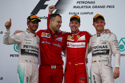 Podium : le vainqueur Sebastian Vettel, Ferrari, le deuxième Lewis Hamilton, Mercedes AMG F1, le troisième Nico Rosberg, Mercedes AMG F1 W06