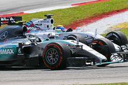 Nico Rosberg, Mercedes AMG F1 W06 et Felipe Massa, Williams FW37 en lutte