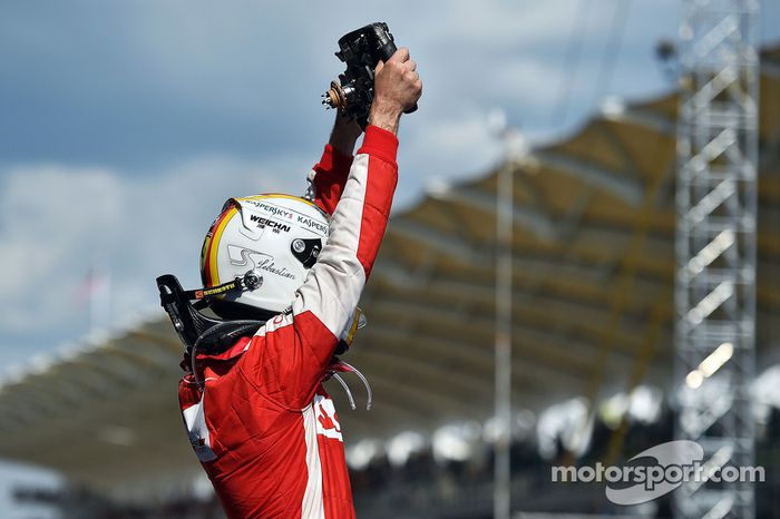 Ganador de la Carrera Sebastian Vettel, Ferrari SF15-T celebra en