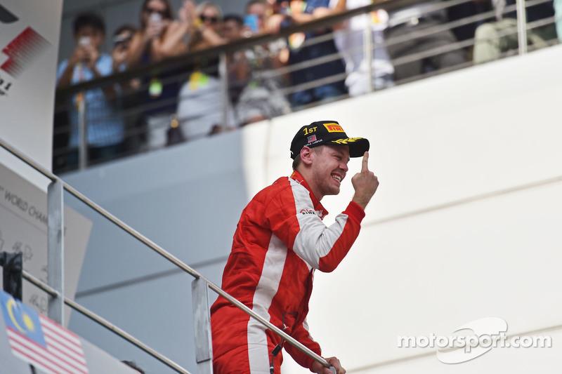 Ganador de la Carrera Sebastian Vettel, Ferrari celebra en el podio