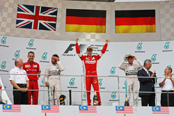 Подіум, Mercedes AMG F1, second; Себастьян Феттель, Ferrari, переможець гонки; Ніко Росберг, Mercede