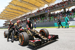 Ромен Грожан Lotus F1 E23 на стартовой решетке