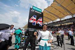 Chica de parrilla para Lewis Hamilton, Mercedes AMG F1