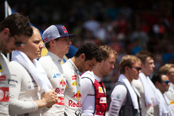 Макс Ферстаппен Scuderia Toro Rosso с другими пилотами во время исполнения национального гимна