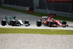 Lewis Hamilton, Mercedes AMG F1 W06, en Sebastian Vettel, Ferrari SF15-T, strijden om de leiding in
